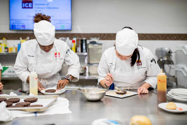 تهیه دسر ساده شکلاتی یخچالی