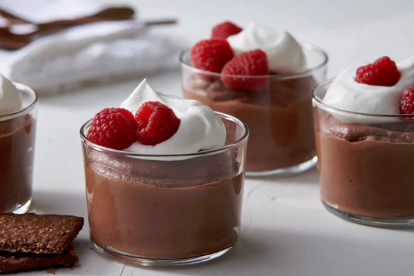 دسر شکلاتی یخچالی ساده با میوه