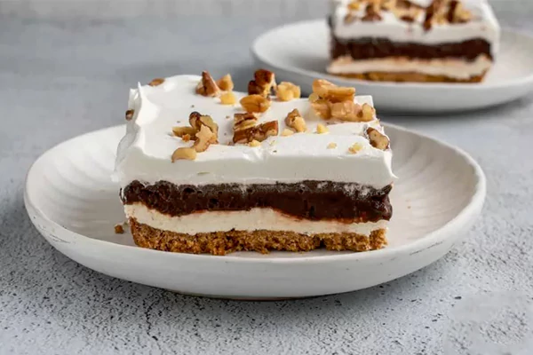 طرز طعمدار کردن دسر شکلاتی یخچالی