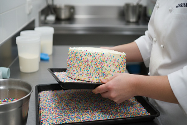 نحوه چسباندن ترافل به دیواره عمودی کیک